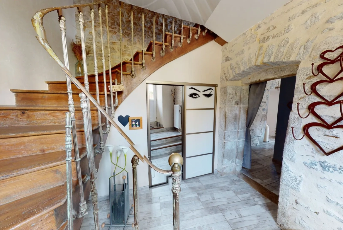 Maison de caractère rénovée avec 6 chambres à Chemaudin près de Besançon 