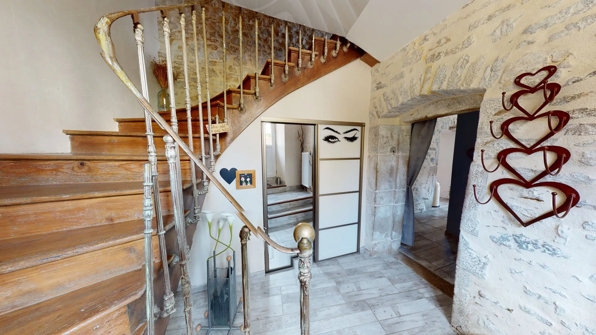 Maison de caractère rénovée avec 6 chambres à Chemaudin près de Besançon 