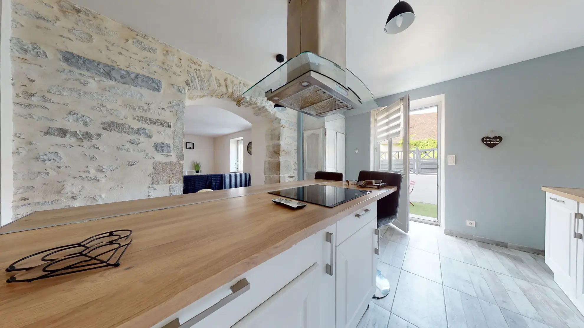 Maison de caractère rénovée avec 6 chambres à Chemaudin près de Besançon 