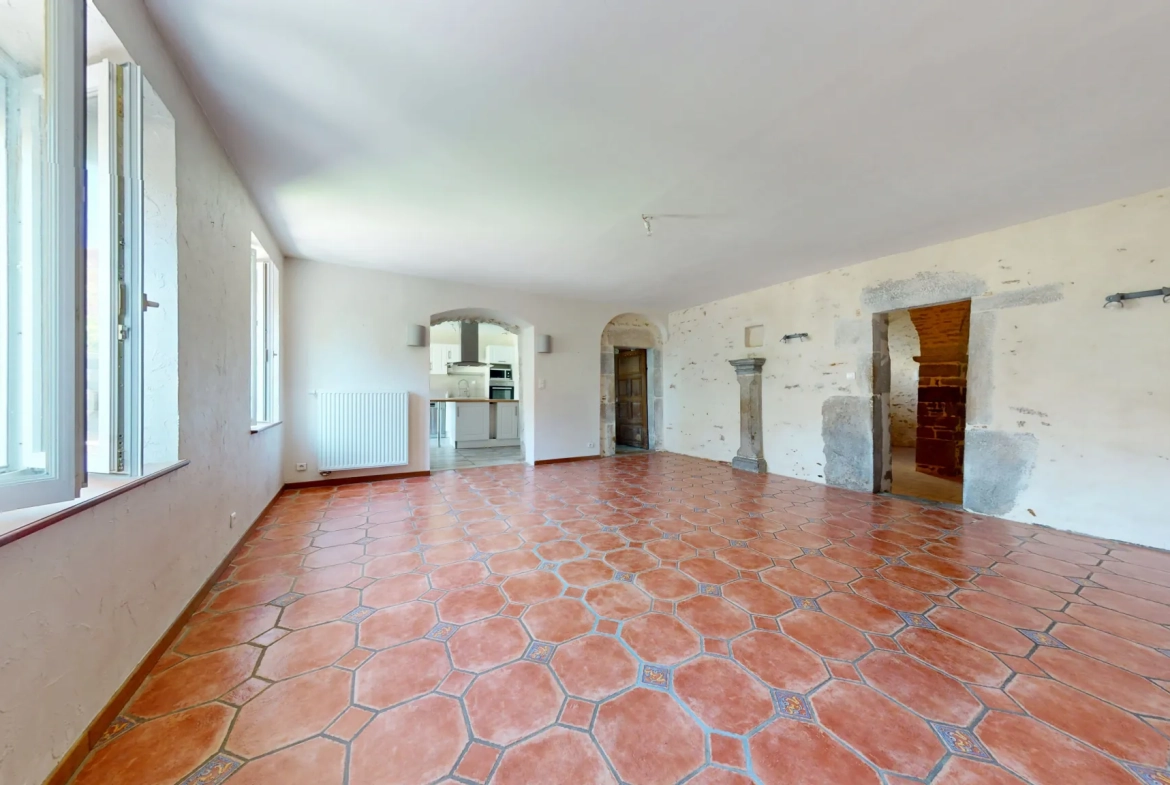 Maison de caractère rénovée avec 6 chambres à Chemaudin près de Besançon 