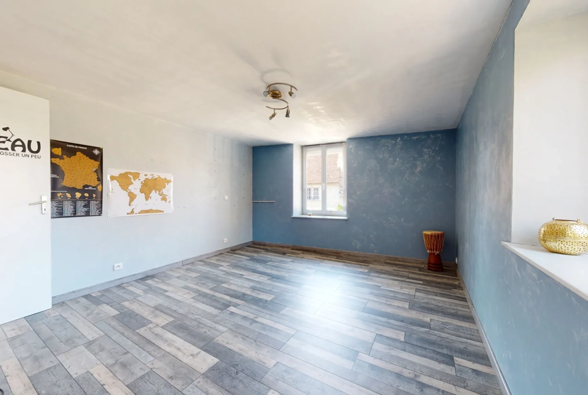 Maison de caractère rénovée avec 6 chambres à Chemaudin près de Besançon 