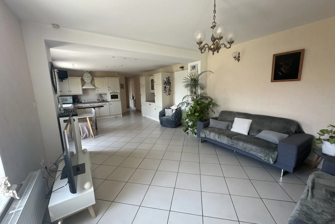 Belle maison familiale de 144 m² avec 4 chambres et jardin constructible à Cantin 