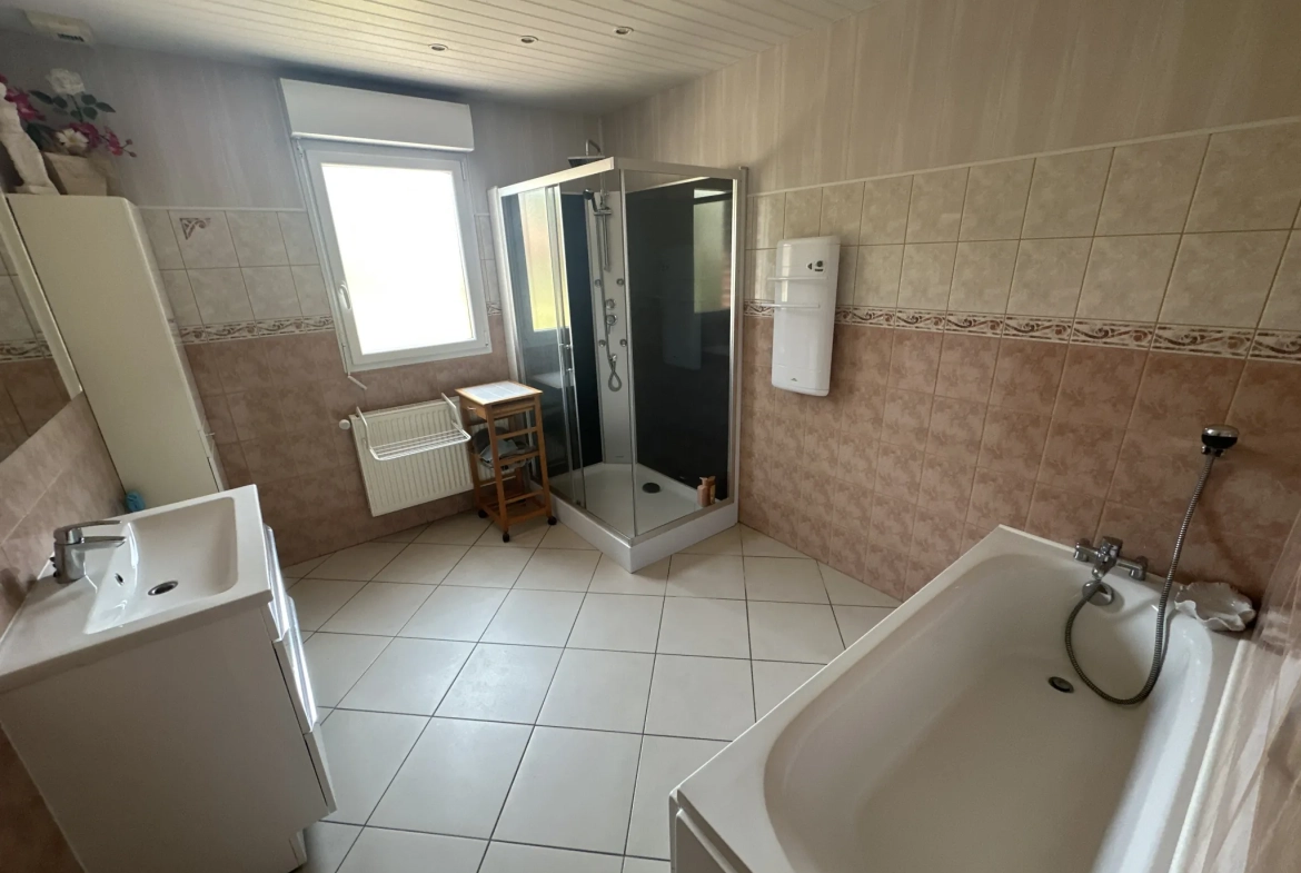 Belle maison familiale de 144 m² avec 4 chambres et jardin constructible à Cantin 