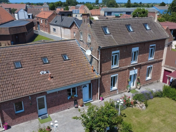 Belle maison familiale de 144 m² avec 4 chambres et jardin constructible à Cantin