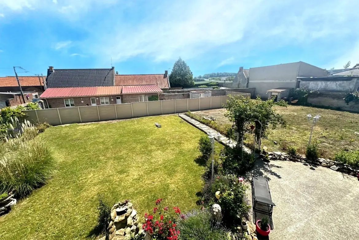 Belle maison familiale de 144 m² avec 4 chambres et jardin constructible à Cantin 