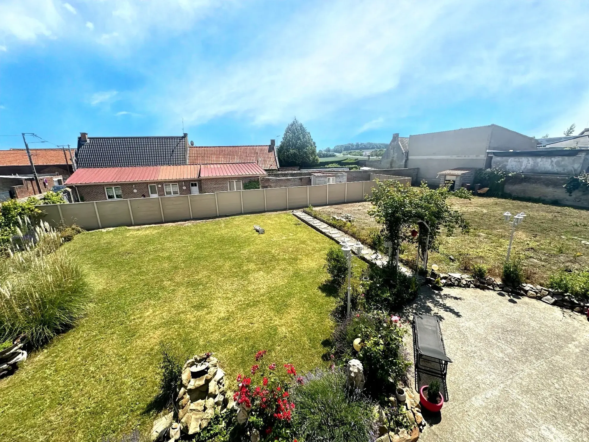 Belle maison familiale de 144 m² avec 4 chambres et jardin constructible à Cantin 