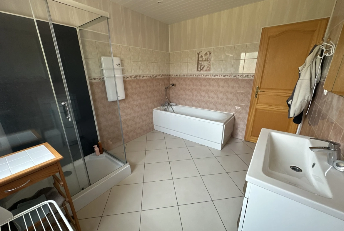 Belle maison familiale de 144 m² avec 4 chambres et jardin constructible à Cantin 