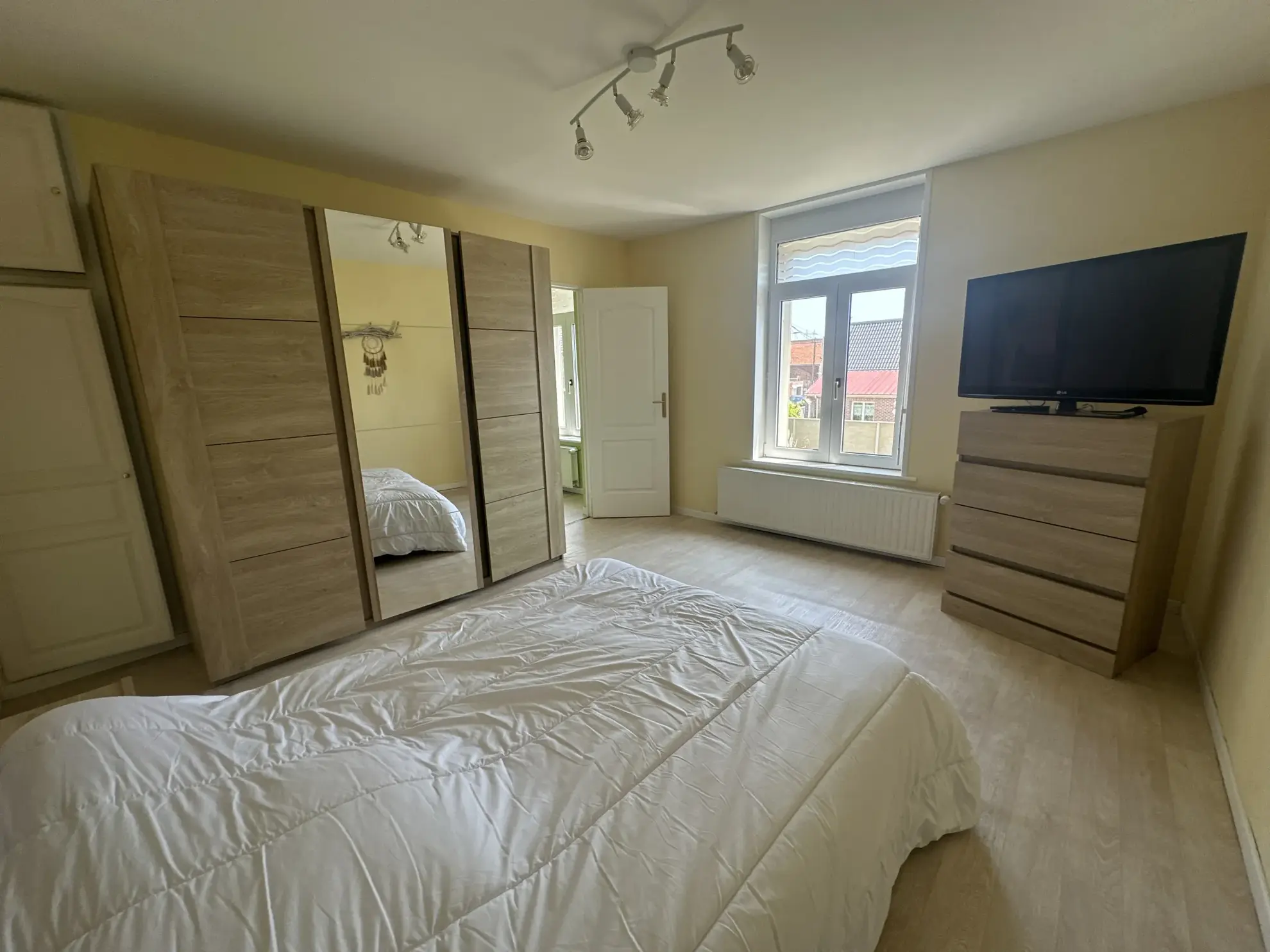 Belle maison familiale de 144 m² avec 4 chambres et jardin constructible à Cantin 
