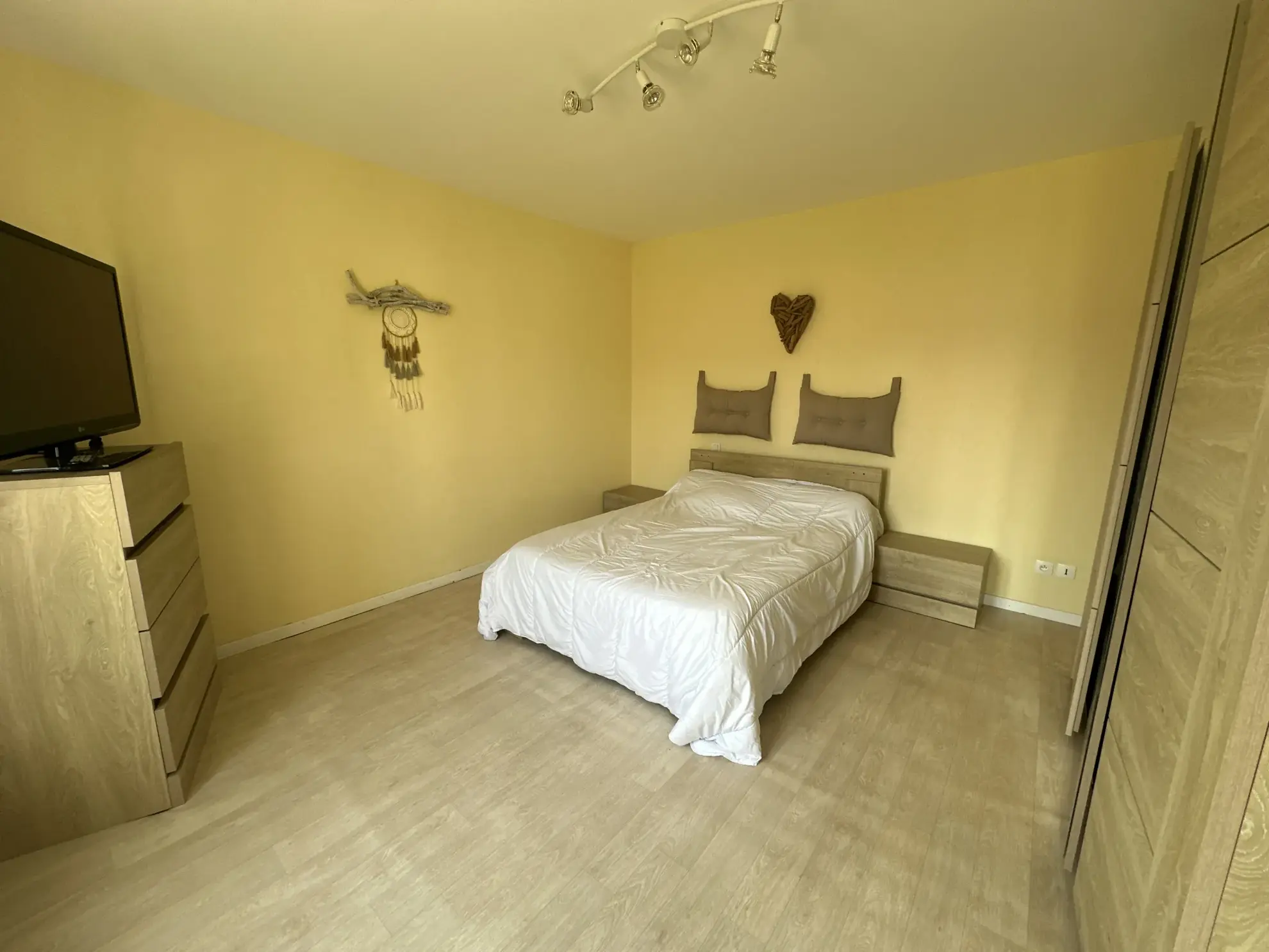 Belle maison familiale de 144 m² avec 4 chambres et jardin constructible à Cantin 
