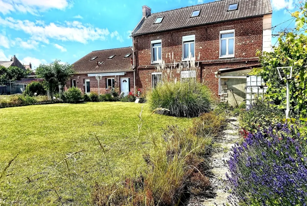 Belle maison familiale de 144 m² avec 4 chambres et jardin constructible à Cantin 