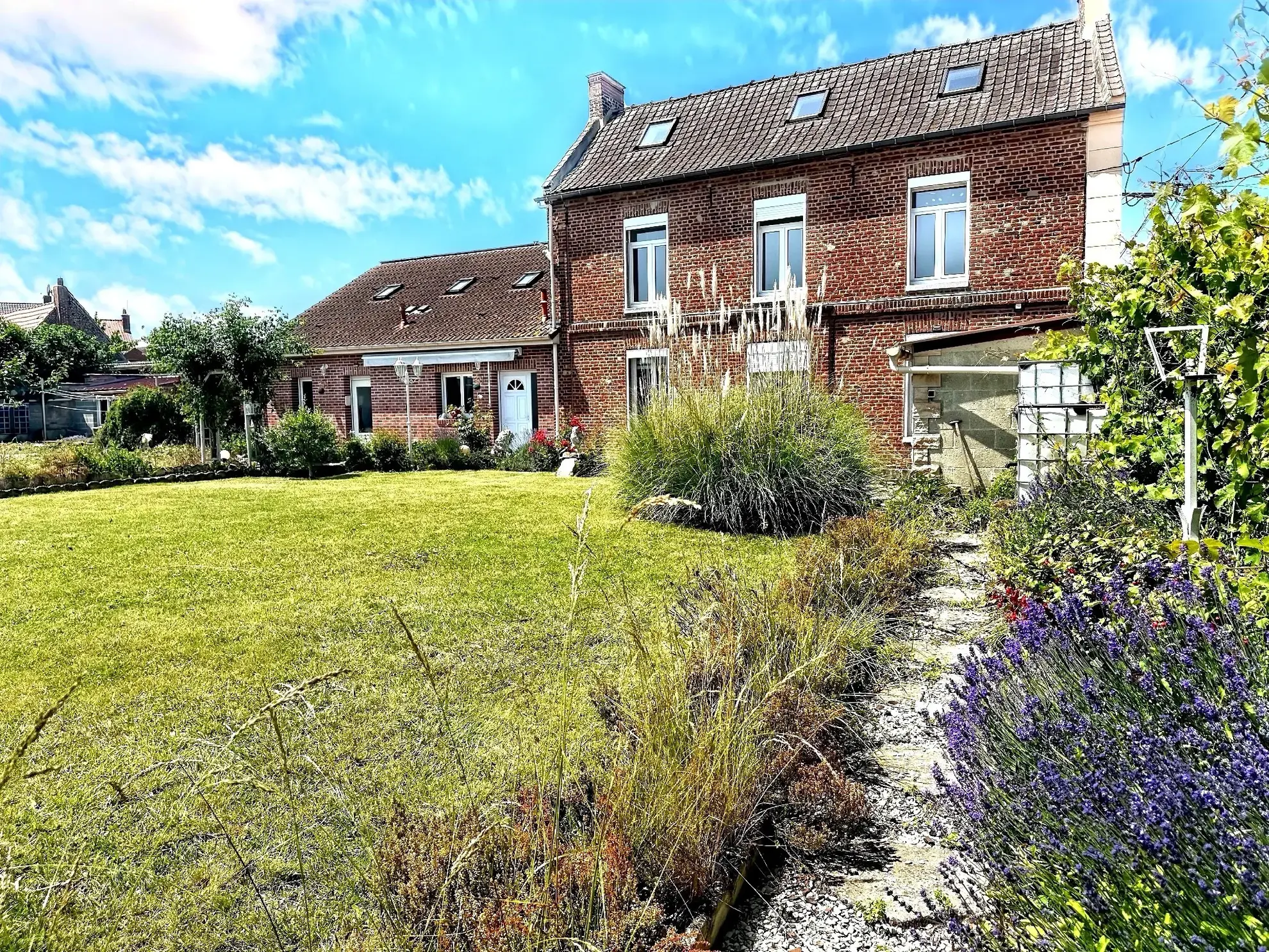 Belle maison familiale de 144 m² avec 4 chambres et jardin constructible à Cantin 