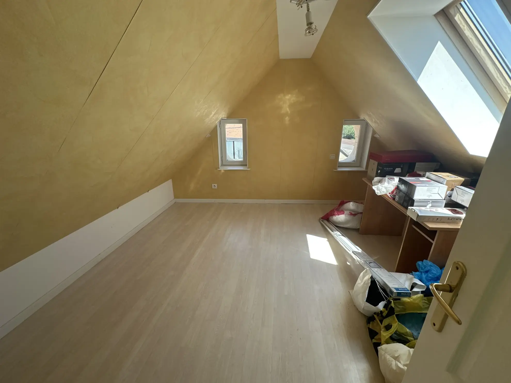 Belle maison familiale de 144 m² avec 4 chambres et jardin constructible à Cantin 
