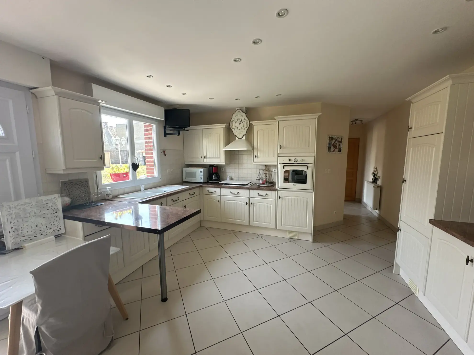 Belle maison familiale de 144 m² avec 4 chambres et jardin constructible à Cantin 