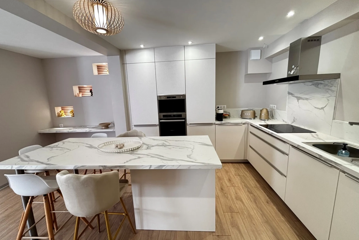 Appartement rénové de 92 m² avec terrasse et parking privé à Montbéliard 
