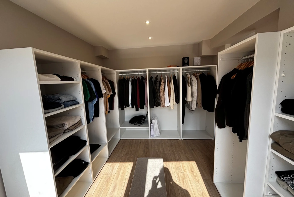 Appartement rénové de 92 m² avec terrasse et parking privé à Montbéliard 