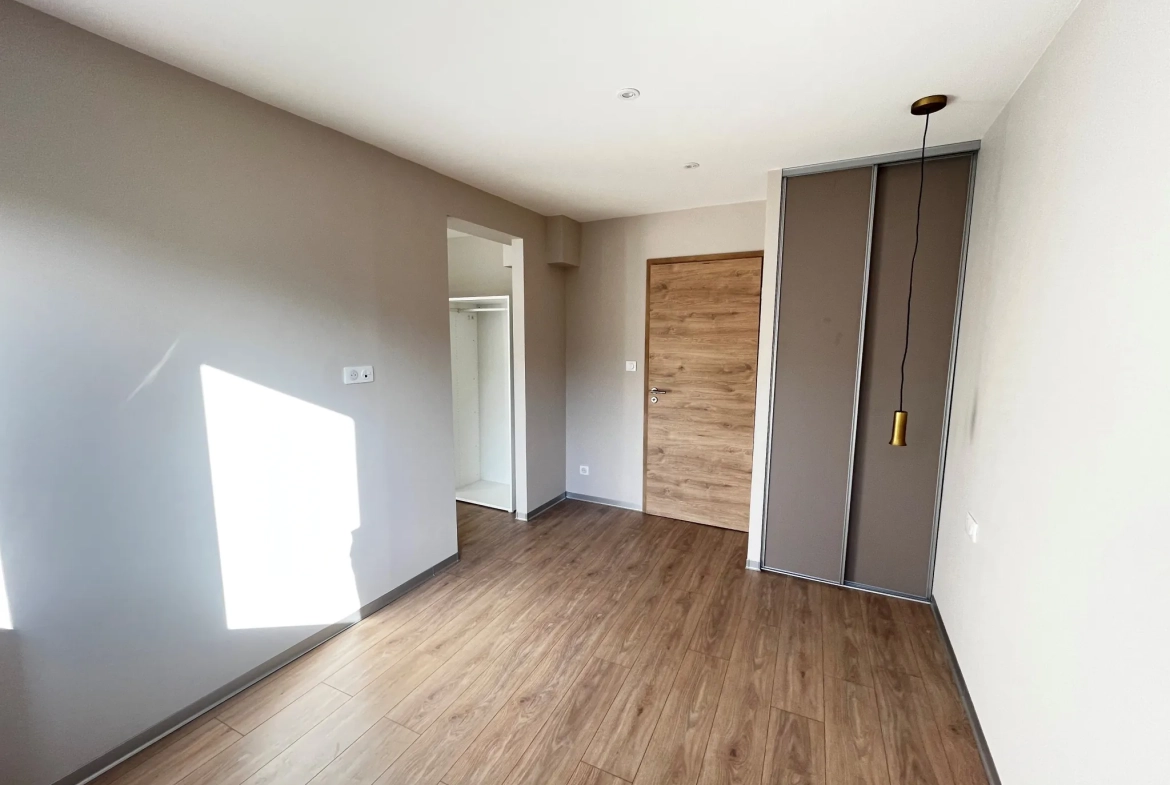 Appartement rénové de 92 m² avec terrasse et parking privé à Montbéliard 