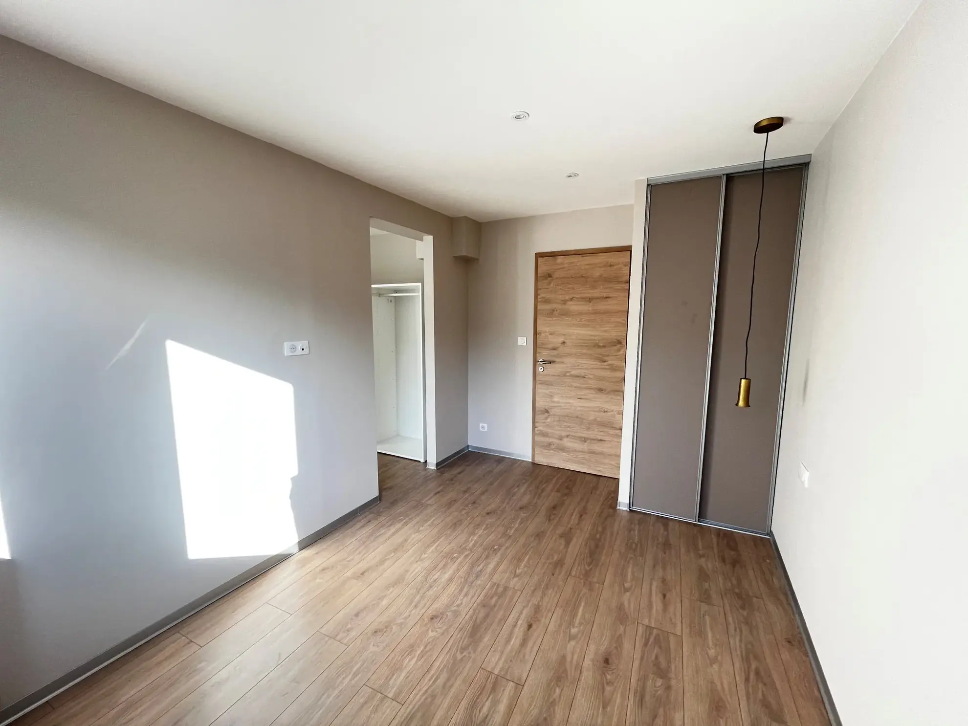 Appartement rénové de 92 m² avec terrasse et parking privé à Montbéliard 