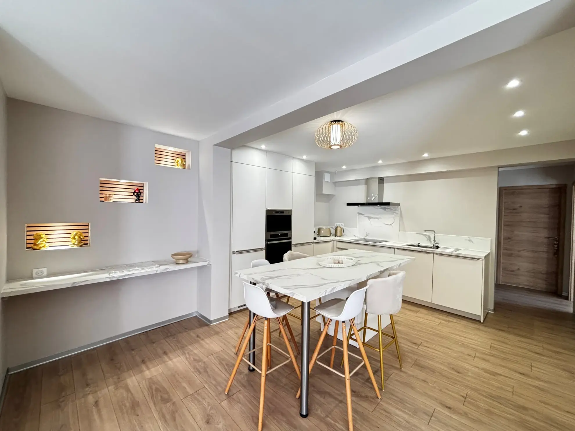 Appartement rénové de 92 m² avec terrasse et parking privé à Montbéliard 