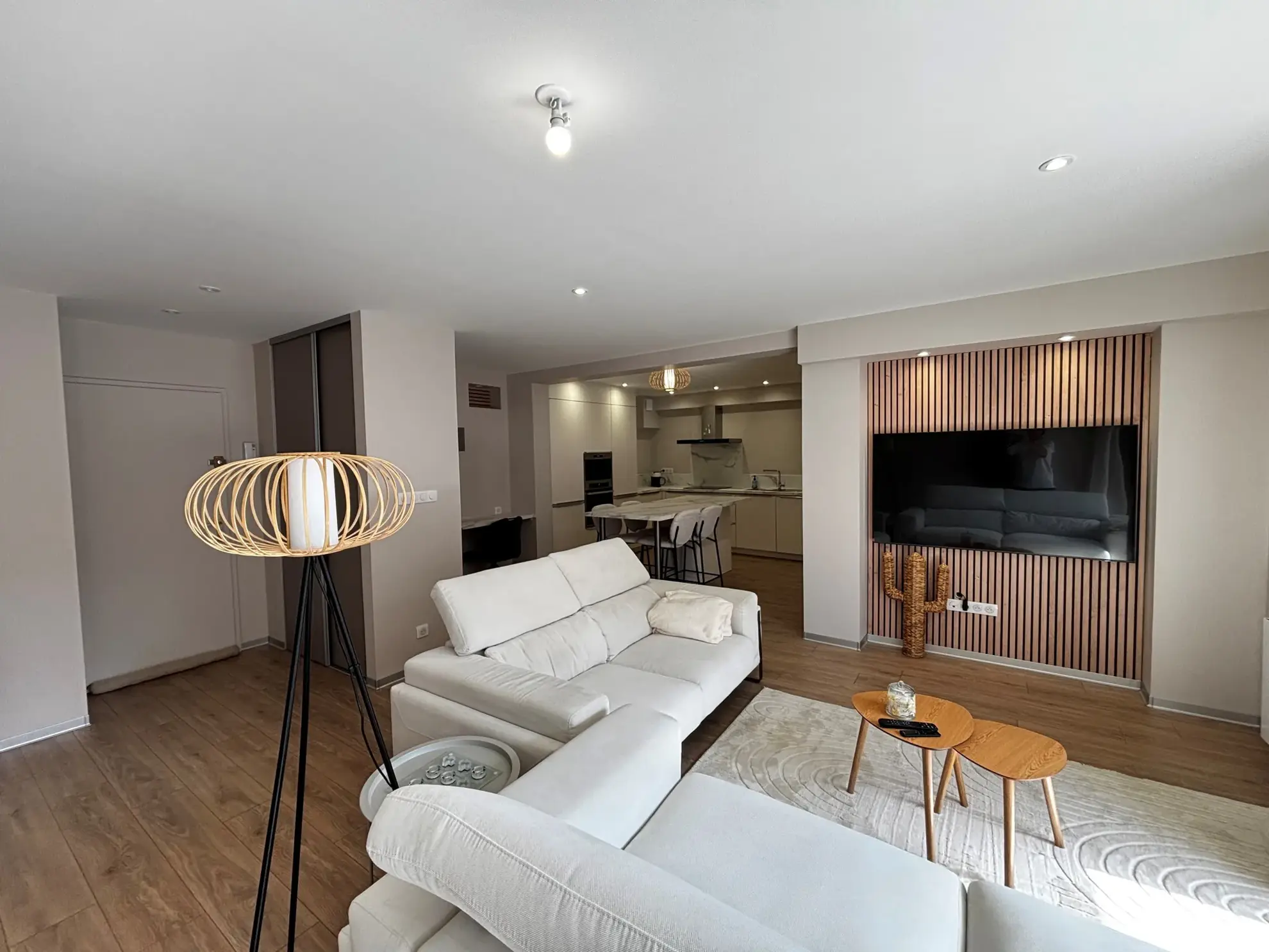 Appartement rénové de 92 m² avec terrasse et parking privé à Montbéliard 