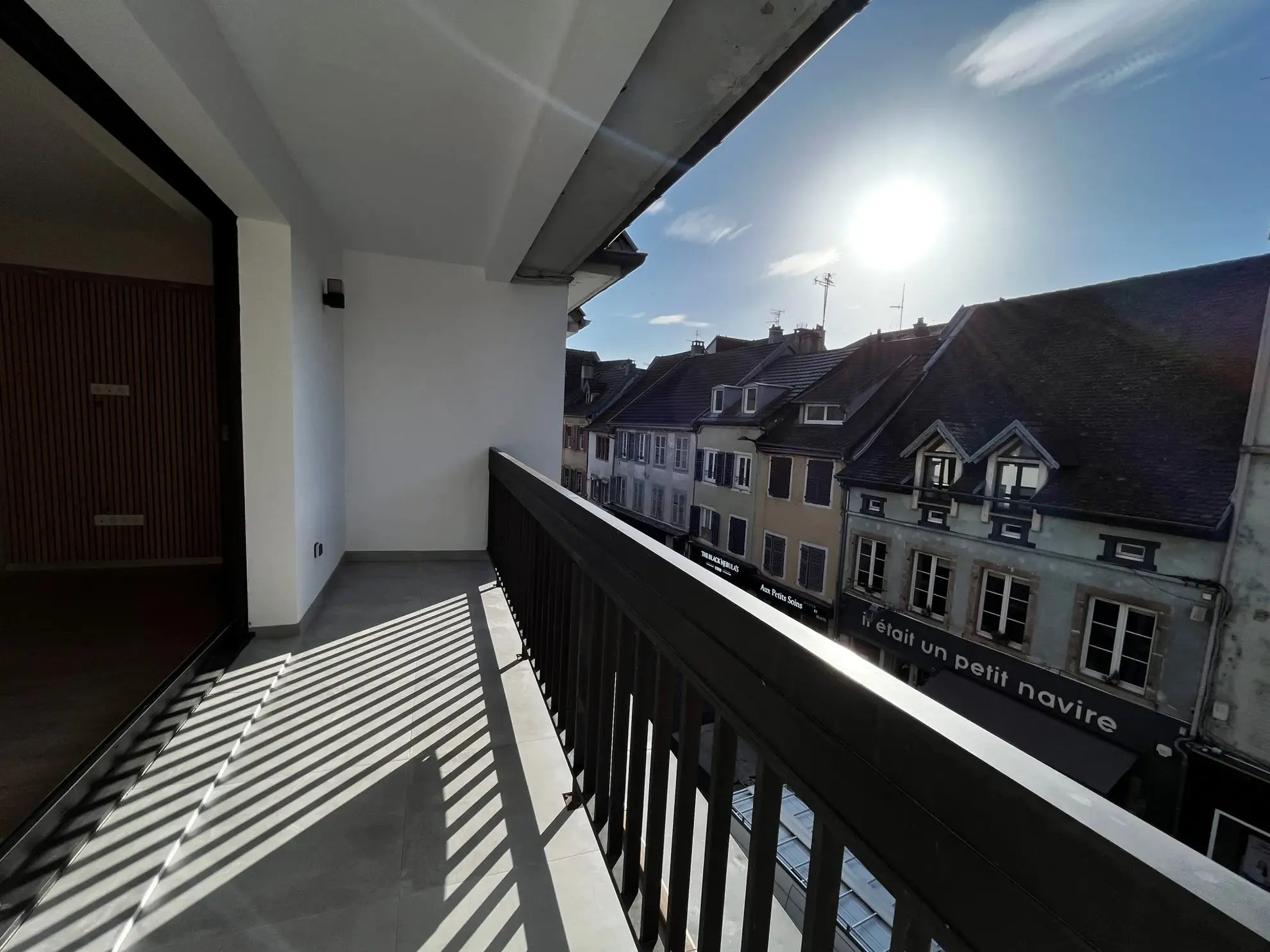 Appartement rénové de 92 m² avec terrasse et parking privé à Montbéliard 