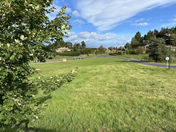 Terrain constructible de 1574 m² à Montfaucon-en-Velay - Exposition ouest, sans constructeur