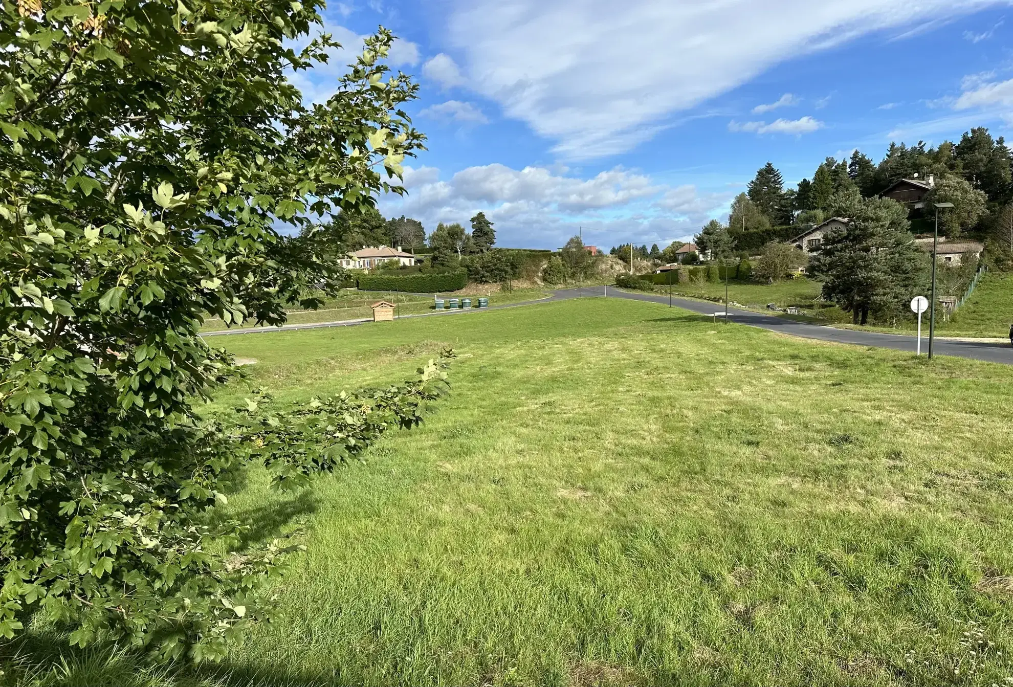 Terrain constructible de 1574 m² à Montfaucon-en-Velay - Exposition ouest, sans constructeur 