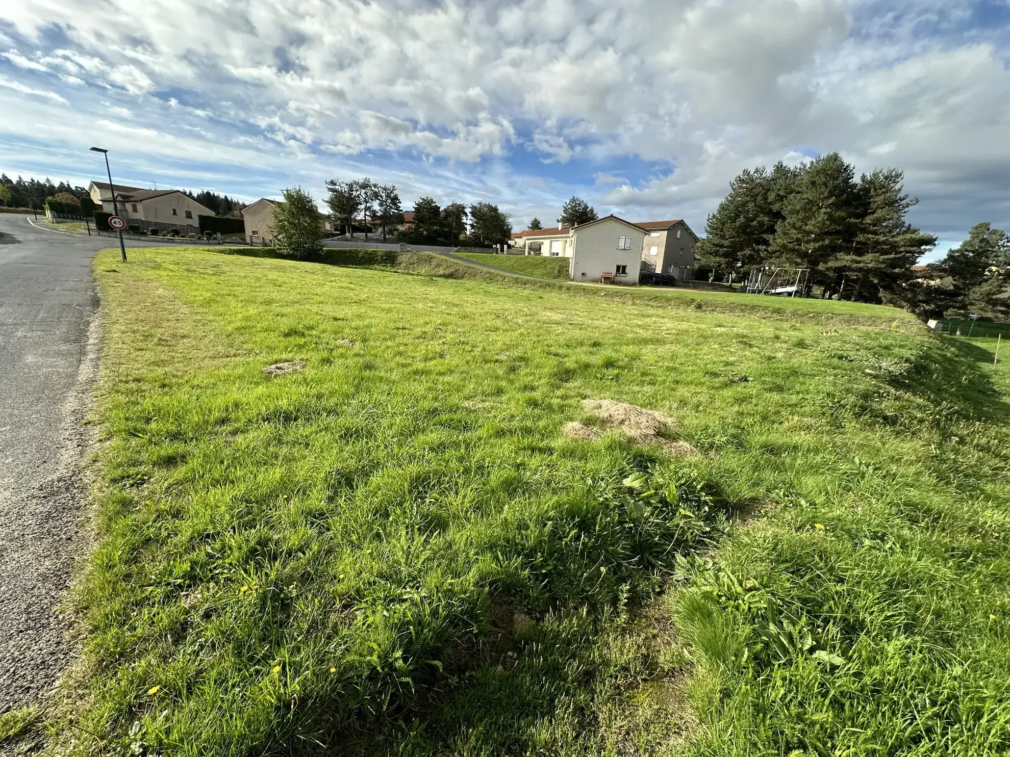 Terrain constructible de 1574 m² à Montfaucon-en-Velay - Exposition ouest, sans constructeur 