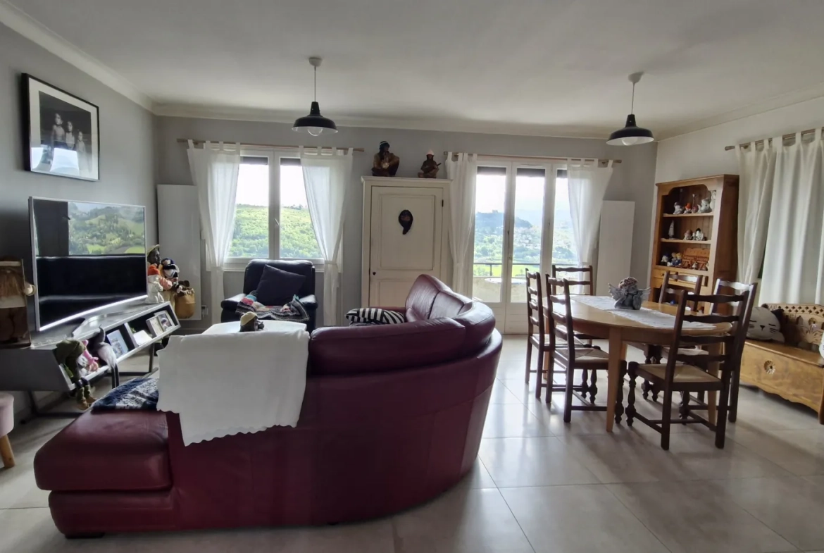Belle maison de ville de 86 m² à Saint-Genest-Lerpt avec terrasse et parking 