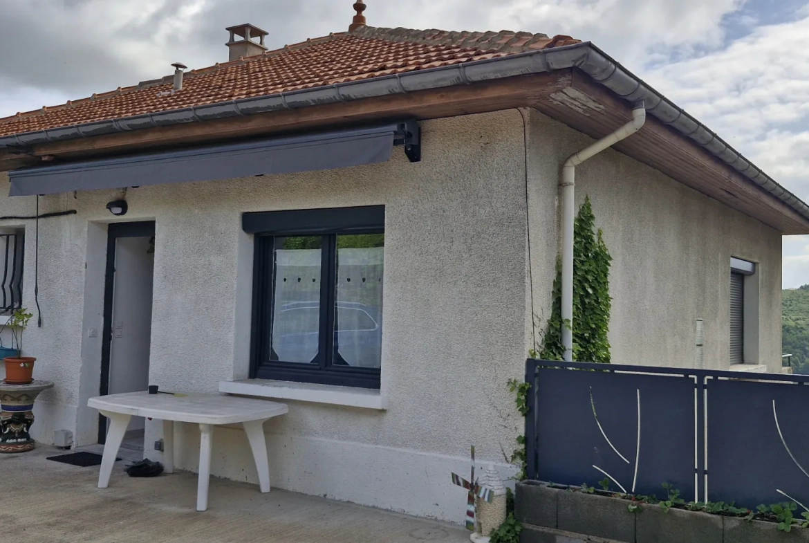Belle maison de ville de 86 m² à Saint-Genest-Lerpt avec terrasse et parking 