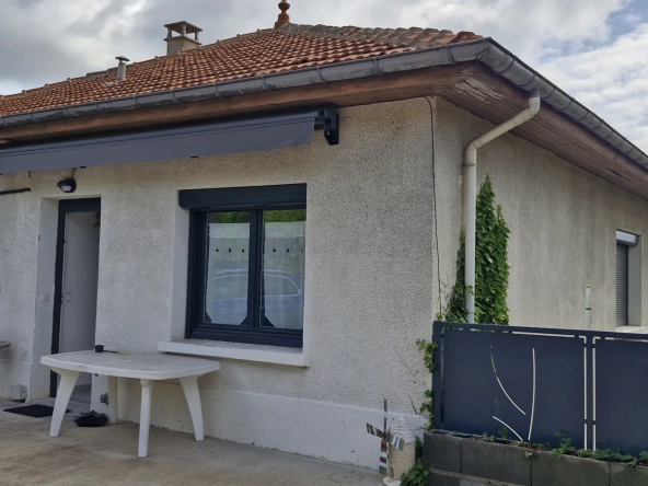 Belle maison de ville de 86 m² à Saint-Genest-Lerpt avec terrasse et parking
