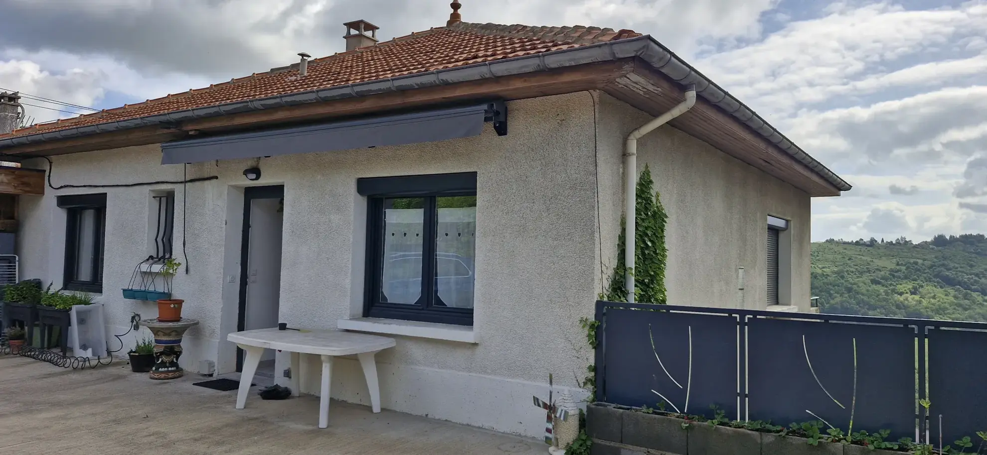 Belle maison de ville de 86 m² à Saint-Genest-Lerpt avec terrasse et parking 