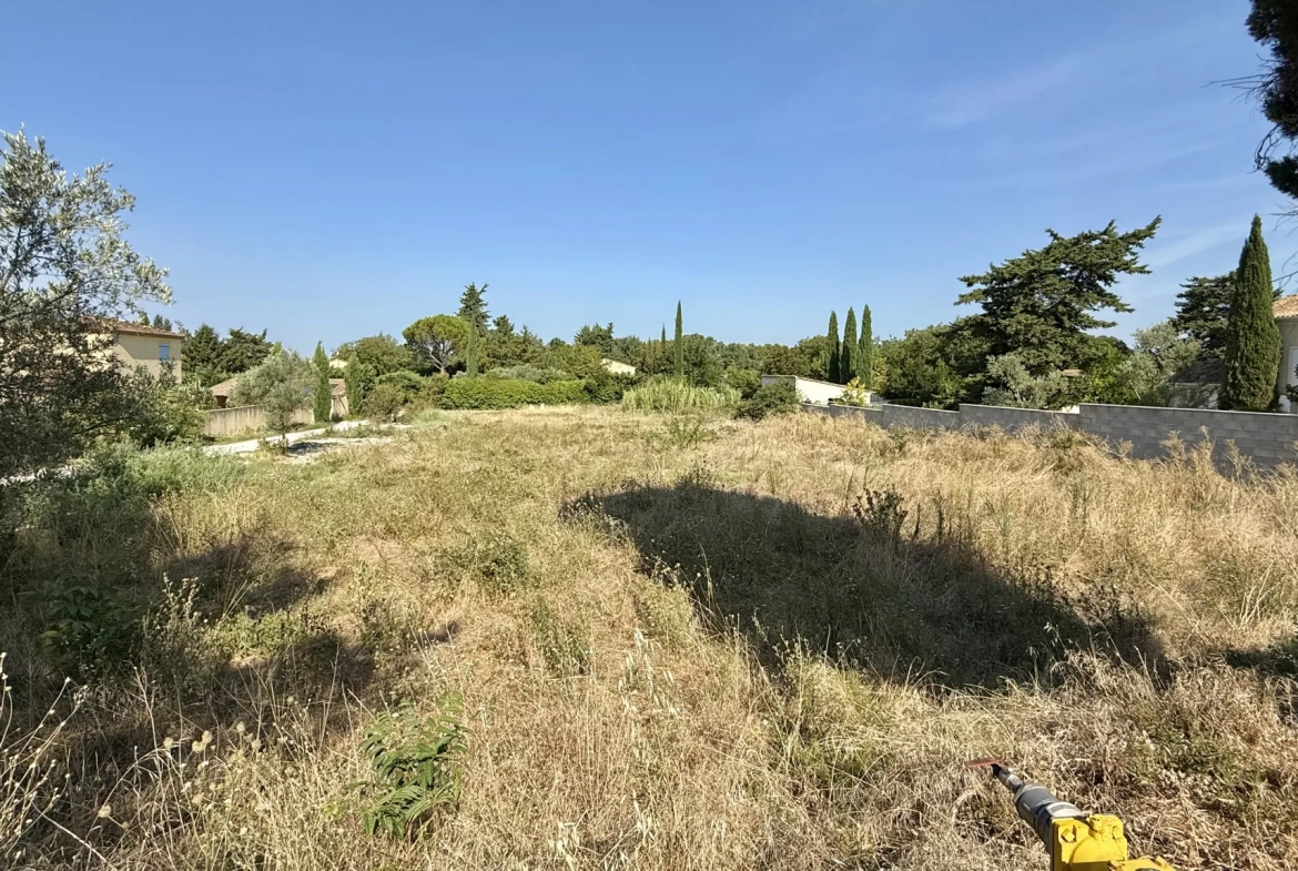 Terrain constructible de 553 m² à Velleron, proche du village 