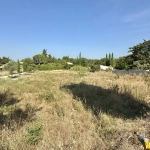 Terrain constructible de 553 m² à Velleron, proche du village