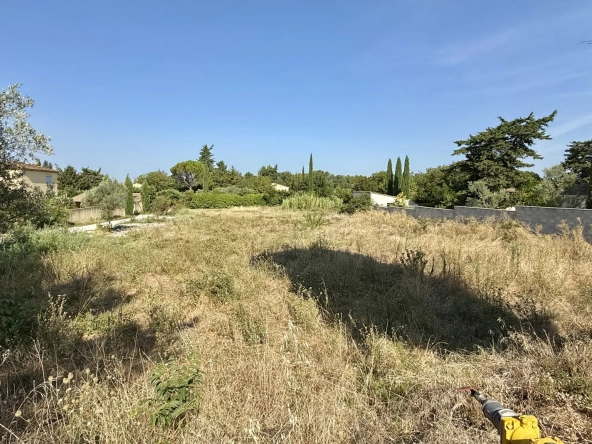 Terrain constructible de 553 m² à Velleron, proche du village