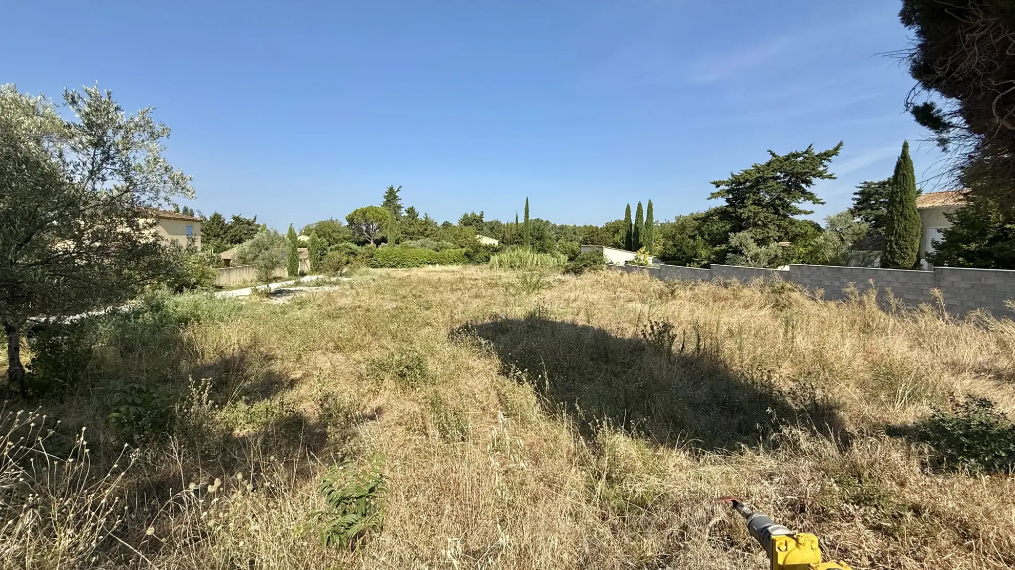 Terrain constructible de 553 m² à Velleron, proche du village 
