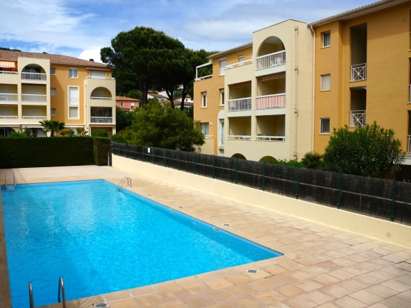 Appartement T2 avec terrasse, garage, piscine à Cavalaire-sur-Mer