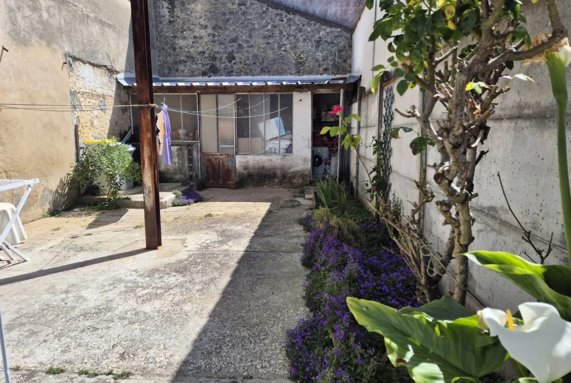 Immeuble résidentiel à vendre au centre-ville de Fouras avec deux logements 
