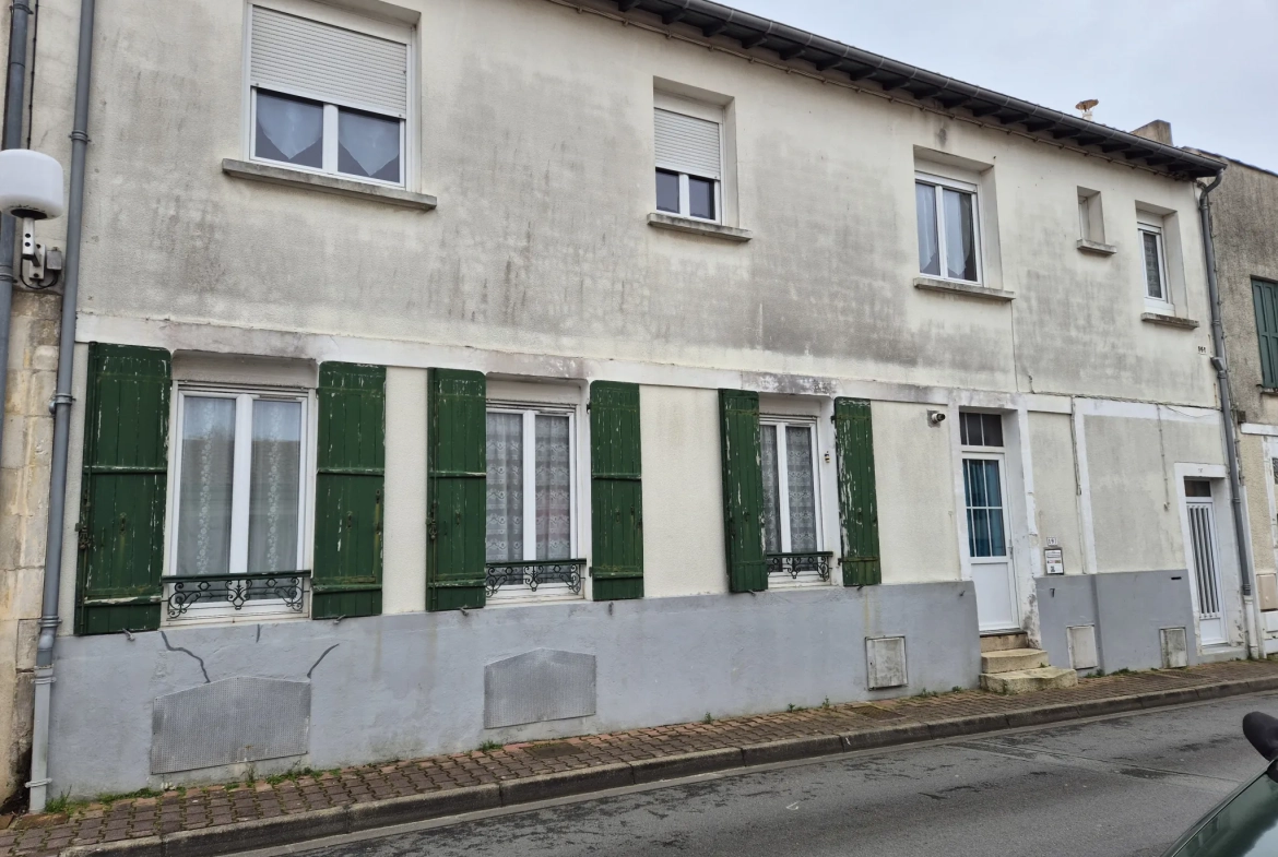 Immeuble résidentiel à vendre au centre-ville de Fouras avec deux logements 