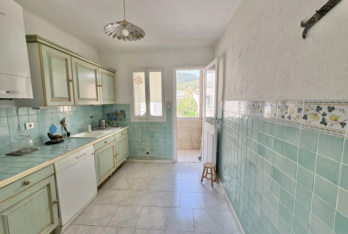Appartement T3 avec balcon, cave et parking à Six-Fours-Les-Plages 