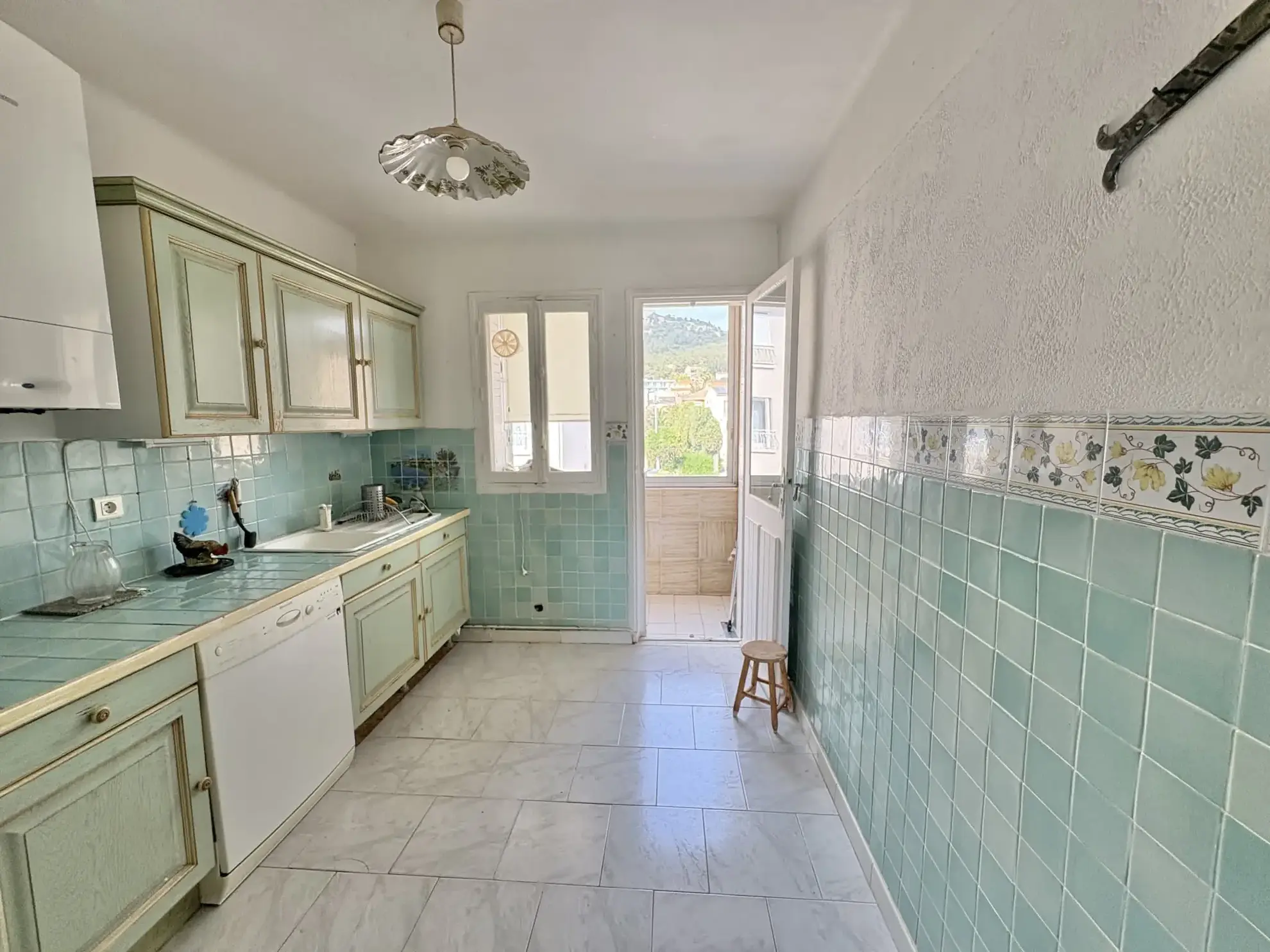 Appartement T3 avec balcon, cave et parking à Six-Fours-Les-Plages 