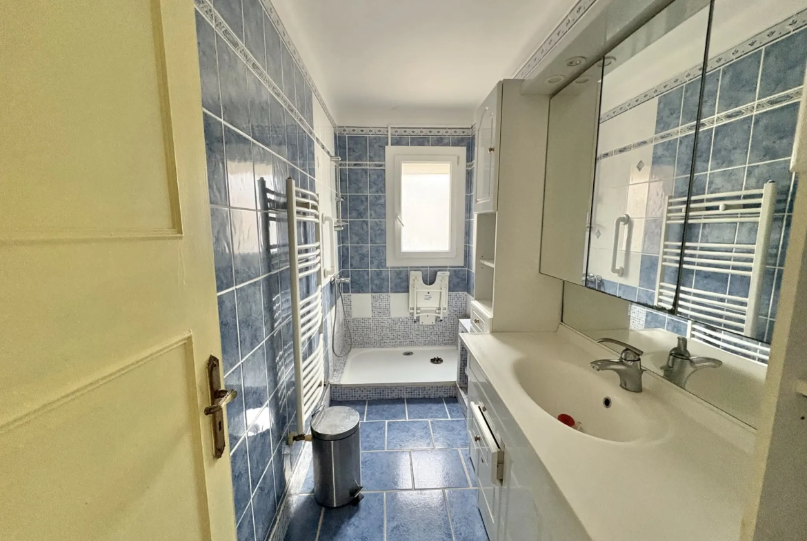 Appartement T3 avec balcon, cave et parking à Six-Fours-Les-Plages 