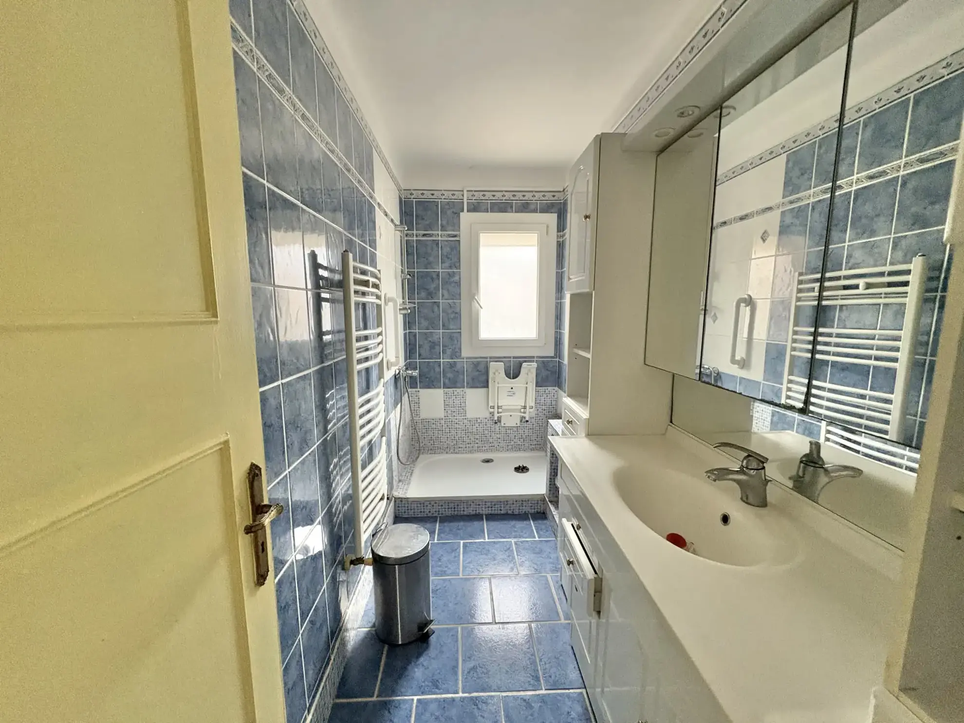 Appartement T3 avec balcon, cave et parking à Six-Fours-Les-Plages 