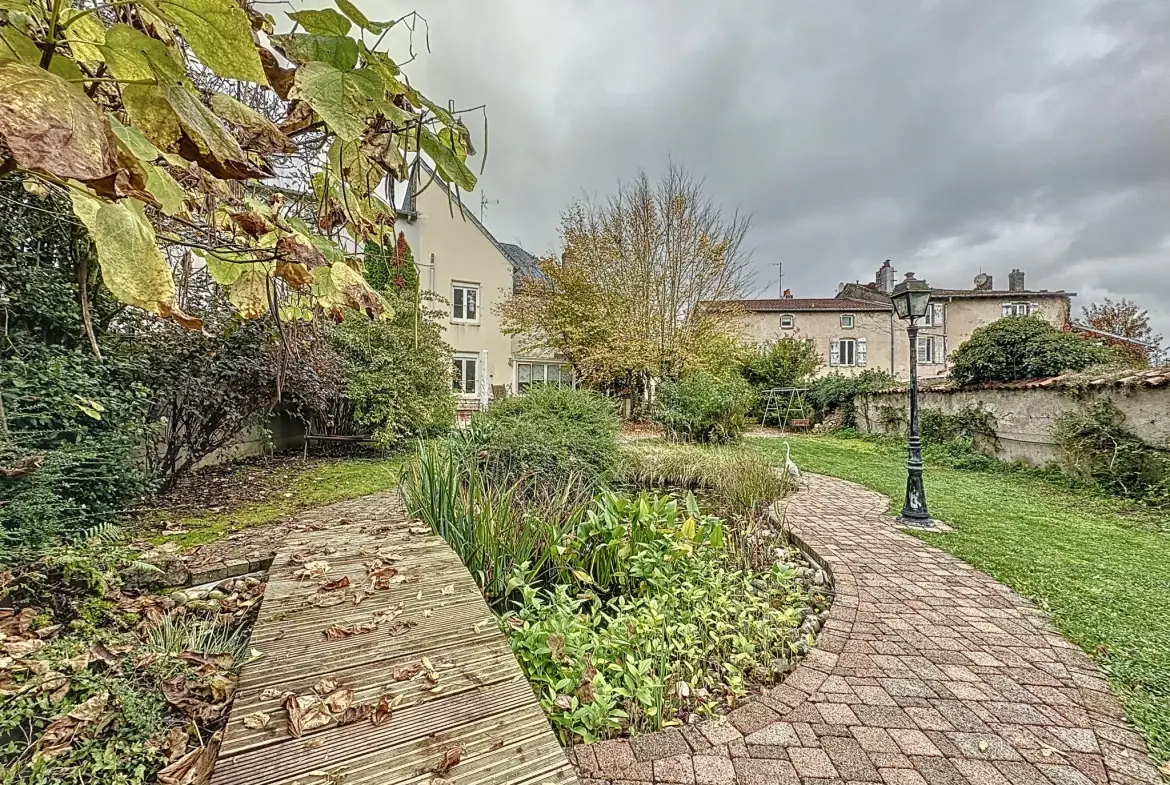 Superbe maison de maître à Mirecourt, 4 chambres, jardin et confort moderne 