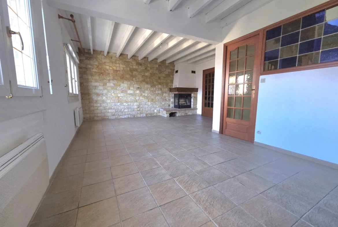 Maison de ville à Outreau avec garage, 3 chambres, proche centre-ville - Prix 149 900 euros 