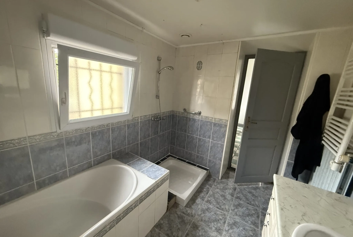 Maison de 112 m² à Fyé avec terrain et dépendances, proche commerces 