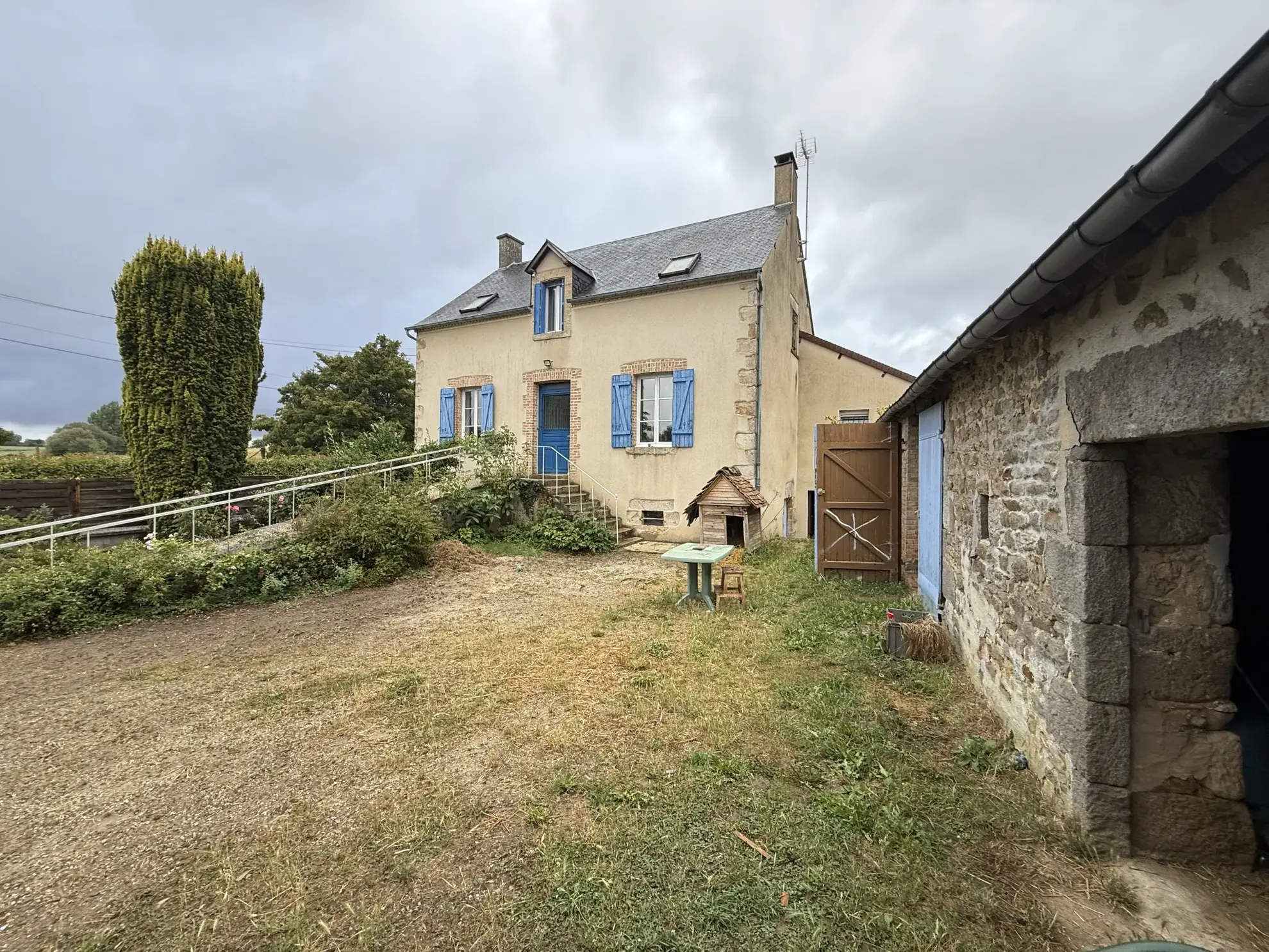 Maison de 112 m² à Fyé avec terrain et dépendances, proche commerces 