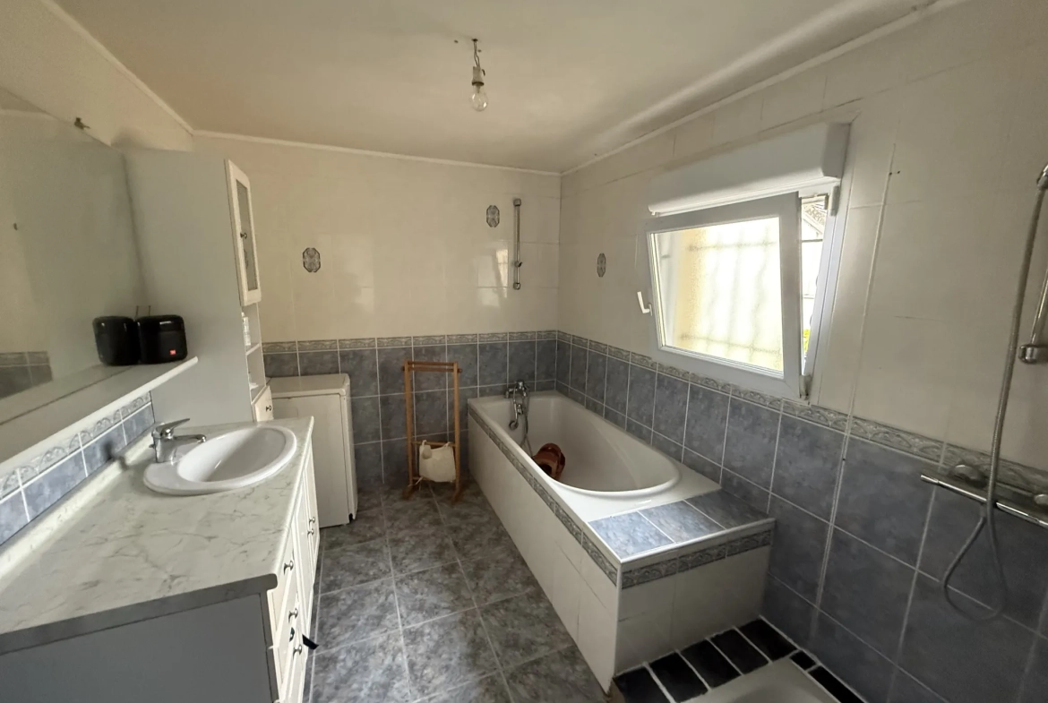 Maison de 112 m² à Fyé avec terrain et dépendances, proche commerces 