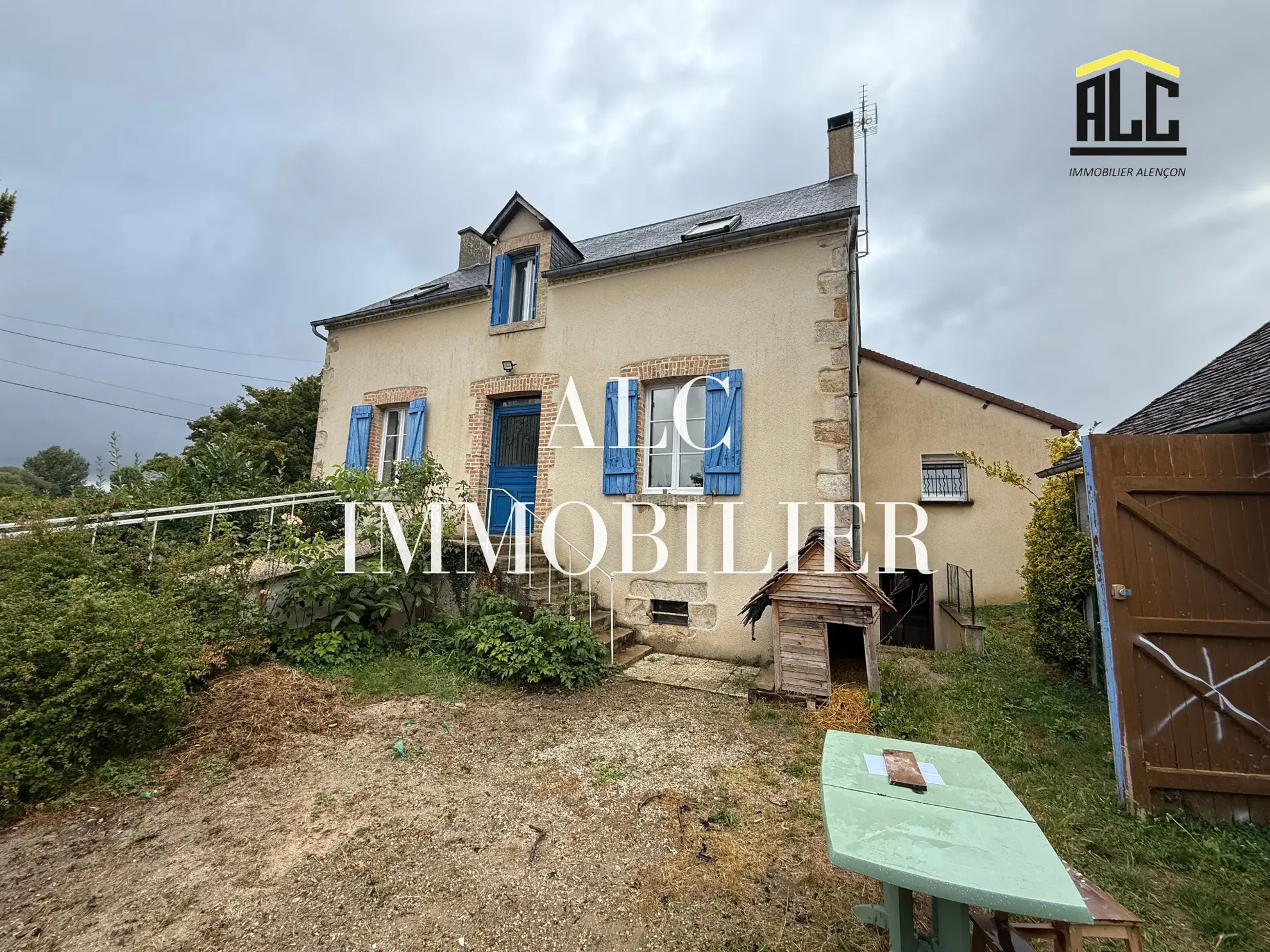 Maison de 112 m² à Fyé avec terrain et dépendances, proche commerces 