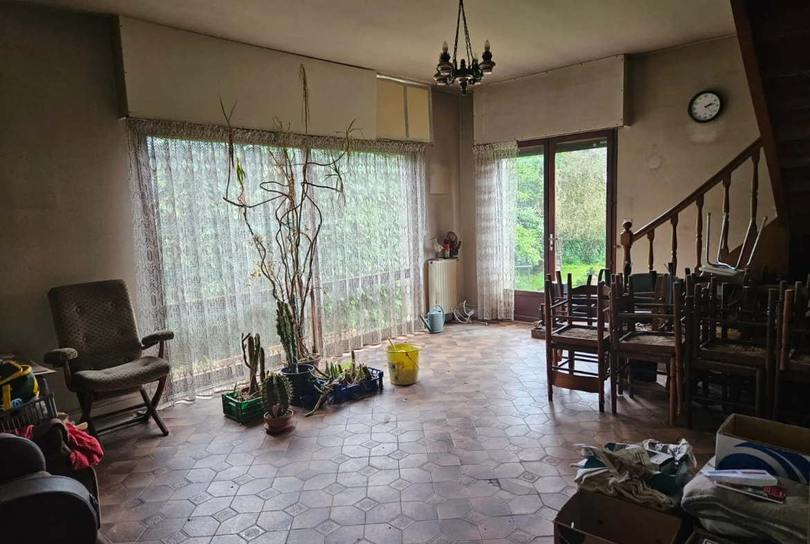 Immeuble de village à rénover avec habitation, dépendances et local commercial à La Sauve 