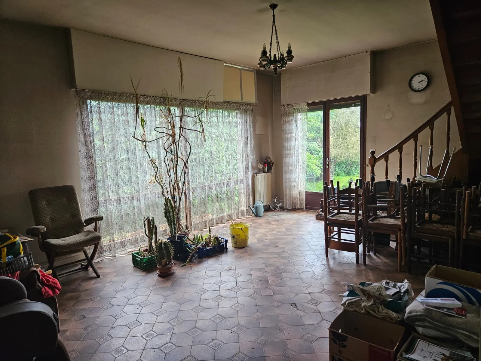 Immeuble de village à rénover avec habitation, dépendances et local commercial à La Sauve 
